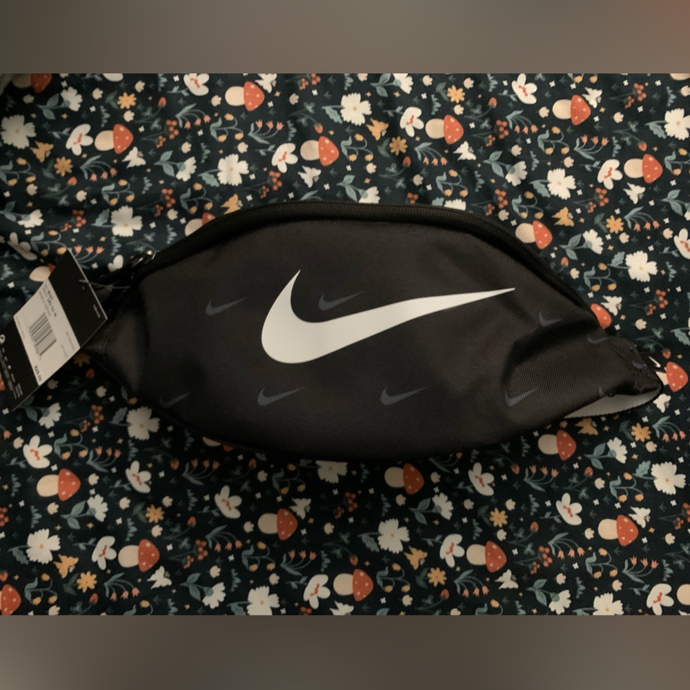NIKE NWT Heritage Swoosh Hip Pack
